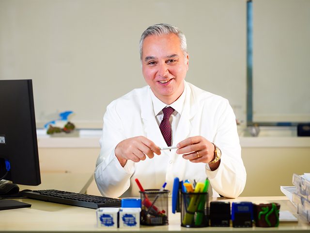 Prof. Dr. Kinyas Kartal muayenehanesinde hastasını değerlendirirken